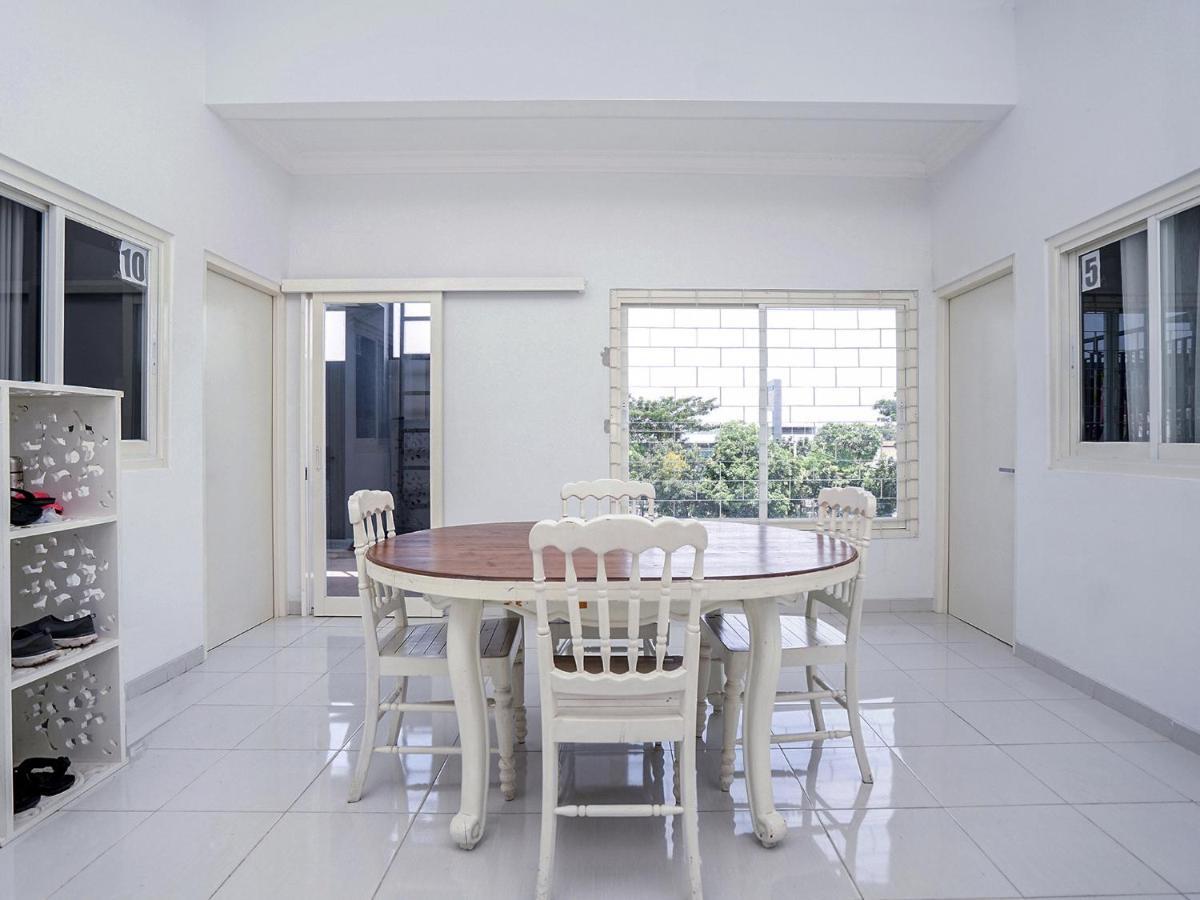 Oyo 747 Cipunegara Residence Surabaya Exterior photo