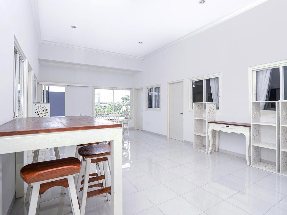 Oyo 747 Cipunegara Residence Surabaya Exterior photo