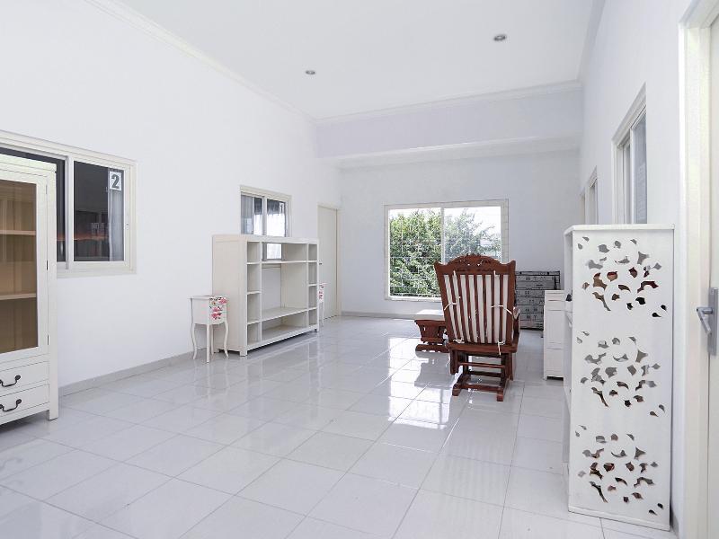 Oyo 747 Cipunegara Residence Surabaya Exterior photo